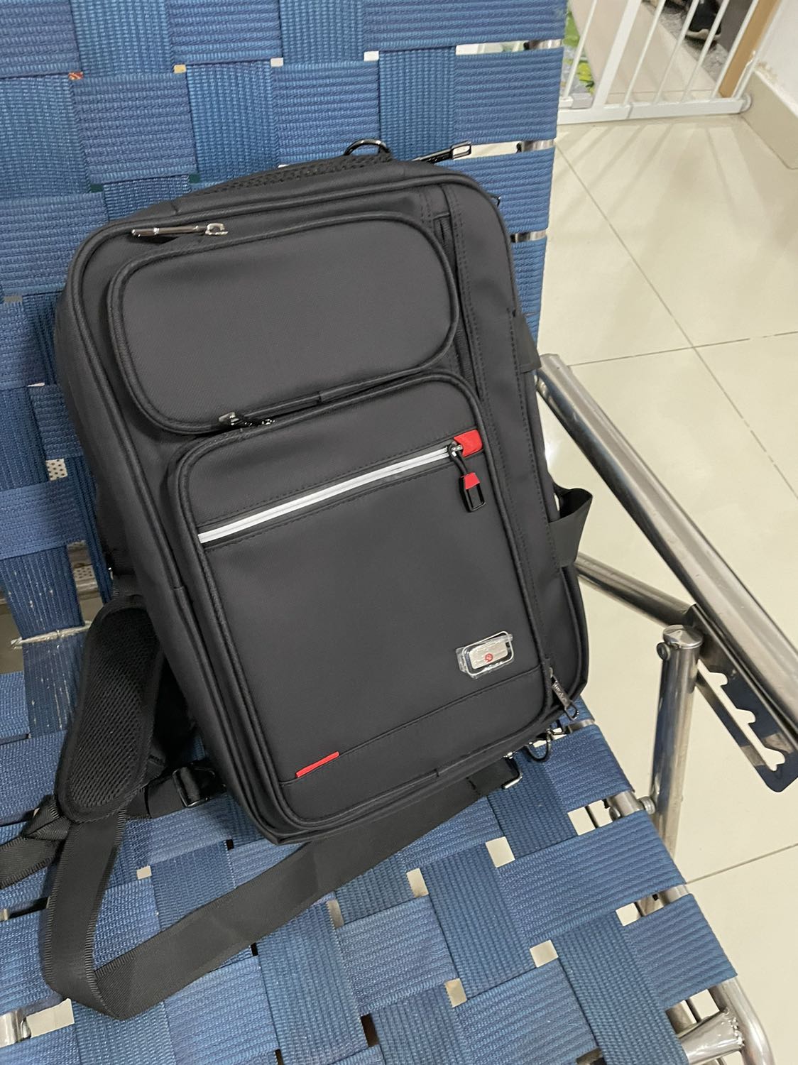 Mình mới xài ngày đầu tiên thì dây đeo bị đứt.
Mình thấy thất vọng về sản phẩm dù lúc nhận hàng mình thấy nó rất đẹp và chắc