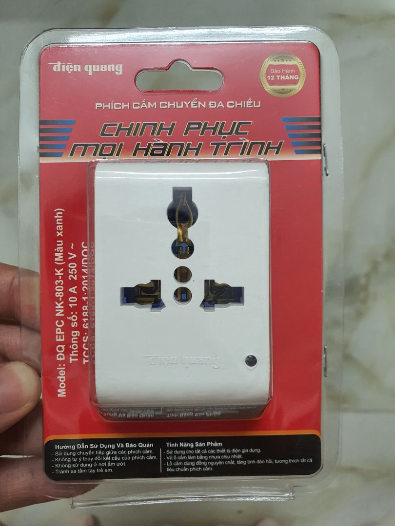 1 nhược điểm là vì kích thước lớn nên nếu cắm vào ổ cắm đôi trên tường thì ổ đó sẽ bị vướng và ổ 2 không dùng được (như ảnh)