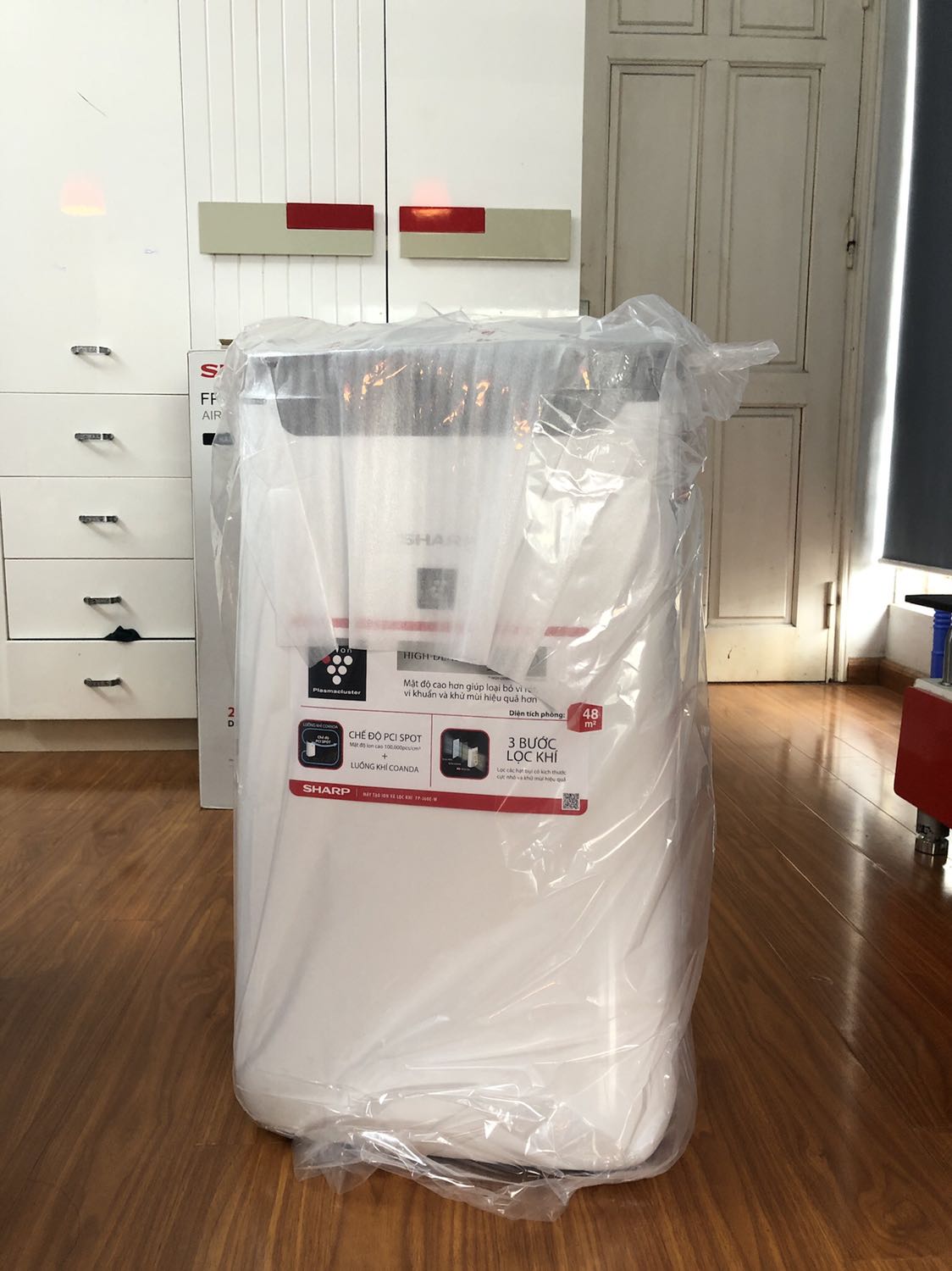 Máy khoẻ, hút bụi và khử mùi ok. Ngày hết hạn bảo hành theo Giấy bảo hành khi mở hộp vào tháng 11/2021(đúng tháng mua hàng), sản xuất từ tháng 7/2020, có vẻ là hàng tồn kho. Gọi lên tổng đài hãng Sharp nhân viên hãng báo hỗ trợ active luôn và đảm bảo đủ 1 năm bảo hành tính từ ngày mua trên Tiki.