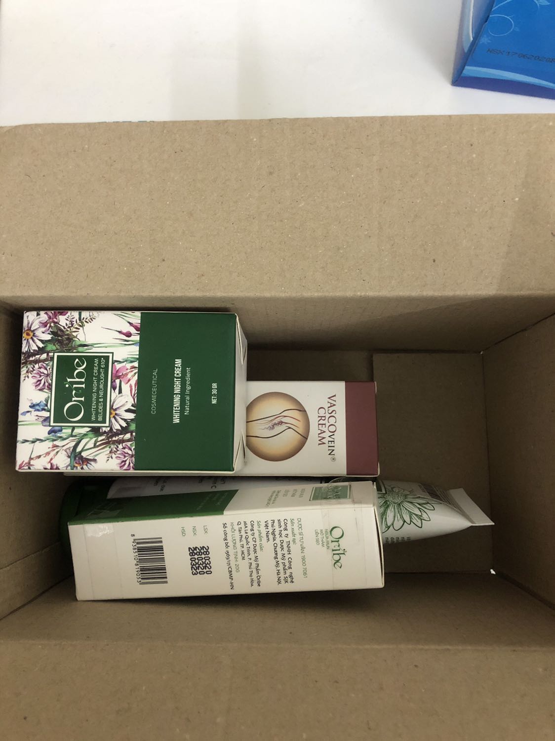 Mình không nhiều mụn lắm, nhưng lâu lâu cứ có vài cục mụn đỏ sưng do bị nóng, với cả sinh viên suốt ngày ăn mì tôm. Thấy loại này xài khá ok, chưa thấy kích ứng gì, giá lại rẻ, phì hợp với sinh viên, đám bạn kí túc xá mình gom lại mua cho đỡ ship, mà tiki giao hàng nhanh *** ra. 
À thấy combo rẻ nên mua luôn chứ chưa xài không biết sữa rửa mặt dùng có oke không