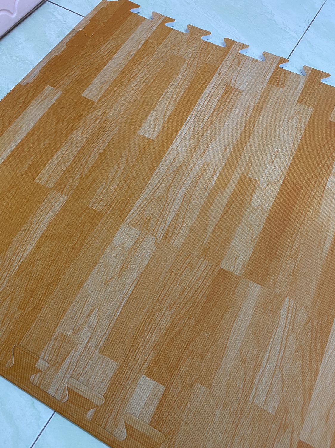 Thảm xốp đẹp, có viền xung quanh. Được quà tặng của shop nữa ^^