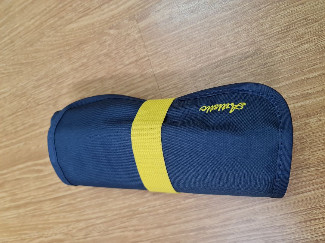 Bút chì và phụ kiện đẹp, chủng loại phong phú, tiện dụng xếp vào túi cuộn trông gọn gàng, dễ mang the người.p