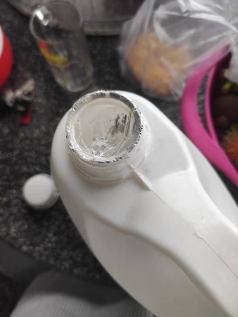 Mình về khui hàng ra chỉ còn một nửa bình nha shop, mở nắp ra thì cái miếng bọc bảo vệ đã bị rách