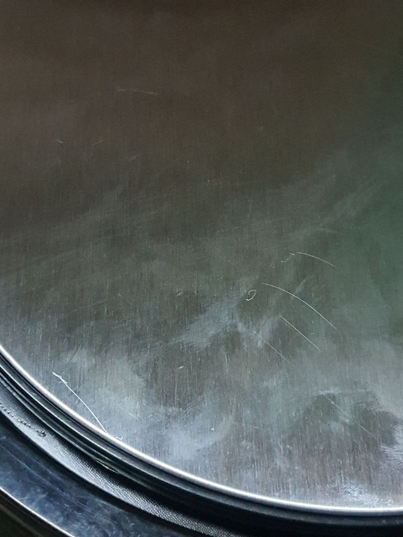 mình nhận đc hàng nhưng qua kiểm tra đây không phải hàng mới, xây xước bên ngoài với phía trên , rất không hài lòng, có thể chưa qua sử dụng nhưng bên ngoài ntn mình k chấp nhận đc. chương trình có tặng kèm mà chả thấy gì cả, mua cả máy xay thịt trong 1 ngày cũng k tặng kèm,  mong xử lý sớm giúp mình