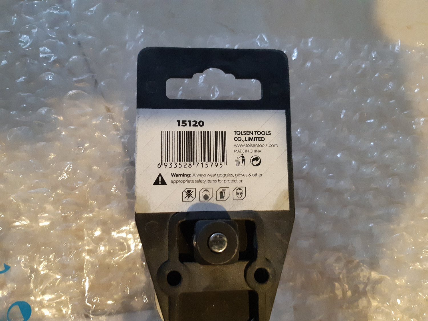 Sp chất lượng, phần cán thép sáng bóng, nặng tay (chưa đến mức tinh xảo - tất nhiên tương ứng mức giá và giá trị thương hiệu dụng cụ cầm tay), mình dùng vặn ốc dầu nhớt xe AirBlade rất ngọt, chắc chắn. Tiki hôm đó giao hàng trời mưa cũng đã cẩn thận bọc thêm nylon ngoài hộp. Tiki nên bán thêm nhiều sp dụng cụ cầm tay, cơ khí (Cần tuýp, cần xiết lực, ống điếu, đầu khẩu v.v...)