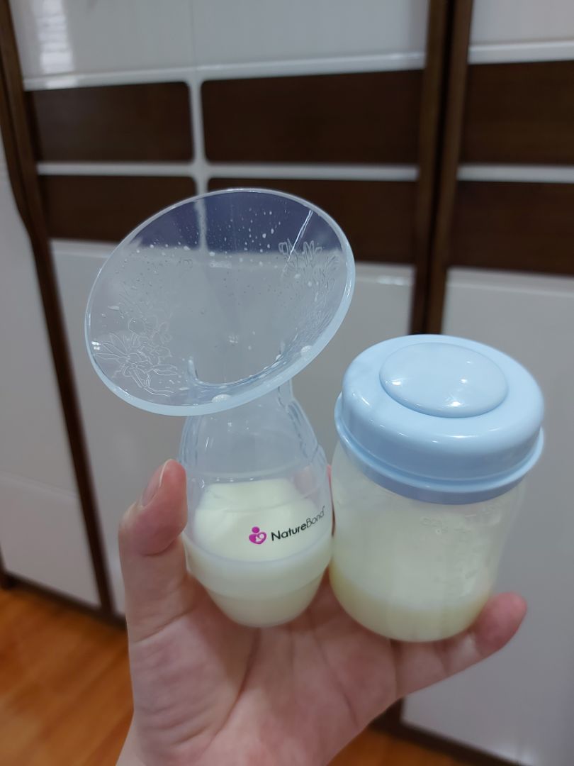 Giao hàng siêu nhanh, tối qua mình đặt mà sáng nay đã giao đến rồi. Cảm nhận khi mở hộp, nhỏ gọn, tiện lợi với đầy đủ phụ kiện. Sau khi dùng thử, cốc bám dính, hứng và hút sữa tốt, mình đi lại, ôm con thoải mái. Lượng sữa lấy được thì cũng gần tương đương so với máy hút nhưng thời gian thì hơi lâu nhé. Do vậy, tùy mục đích và công năng sử dụng mình thấy đây là 1 sản phẩm đáng mua vì tính tiện lợi, an toàn và hữu ích cho mẹ và bé không mất sức.