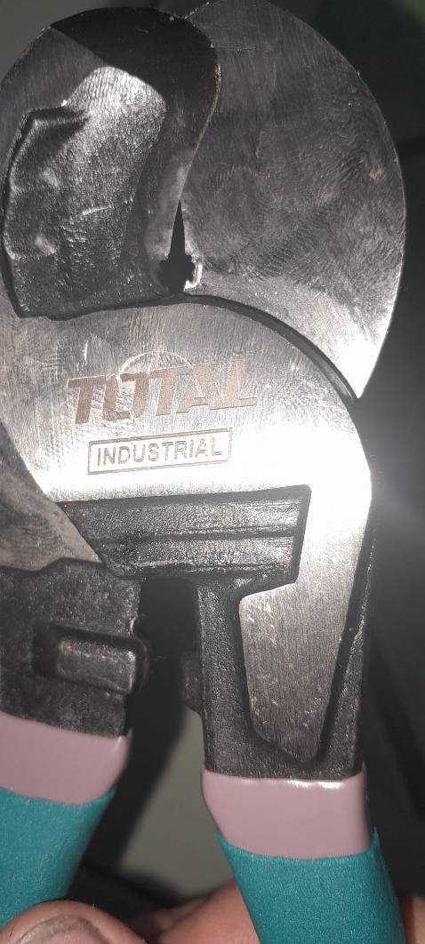 Nay mới đem ra cắt thử. Một phát mẻ ngay. 
Tặng shop 4 sao an ủi !