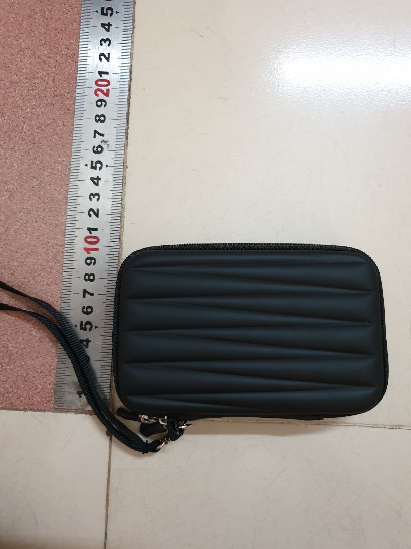 Hộp có chia ngăn, kích thước khá phù hợp để đựng Jack chuyển đổi, bút trình chiếu, pin sạc, cáp kết nối.... Vỏ chắc chắn, một mặt được làm lồi lõm để dễ nhận định. Rất hài lòng Hộp có chia ngăn, kích thước khá phù hợp để đựng Jack chuyển đổi, bút trình chiếu, pin sạc, cáp kết nối.... Vỏ chắc chắn, một mặt được làm lồi lõm để dễ nhận định. Rất hài lòng