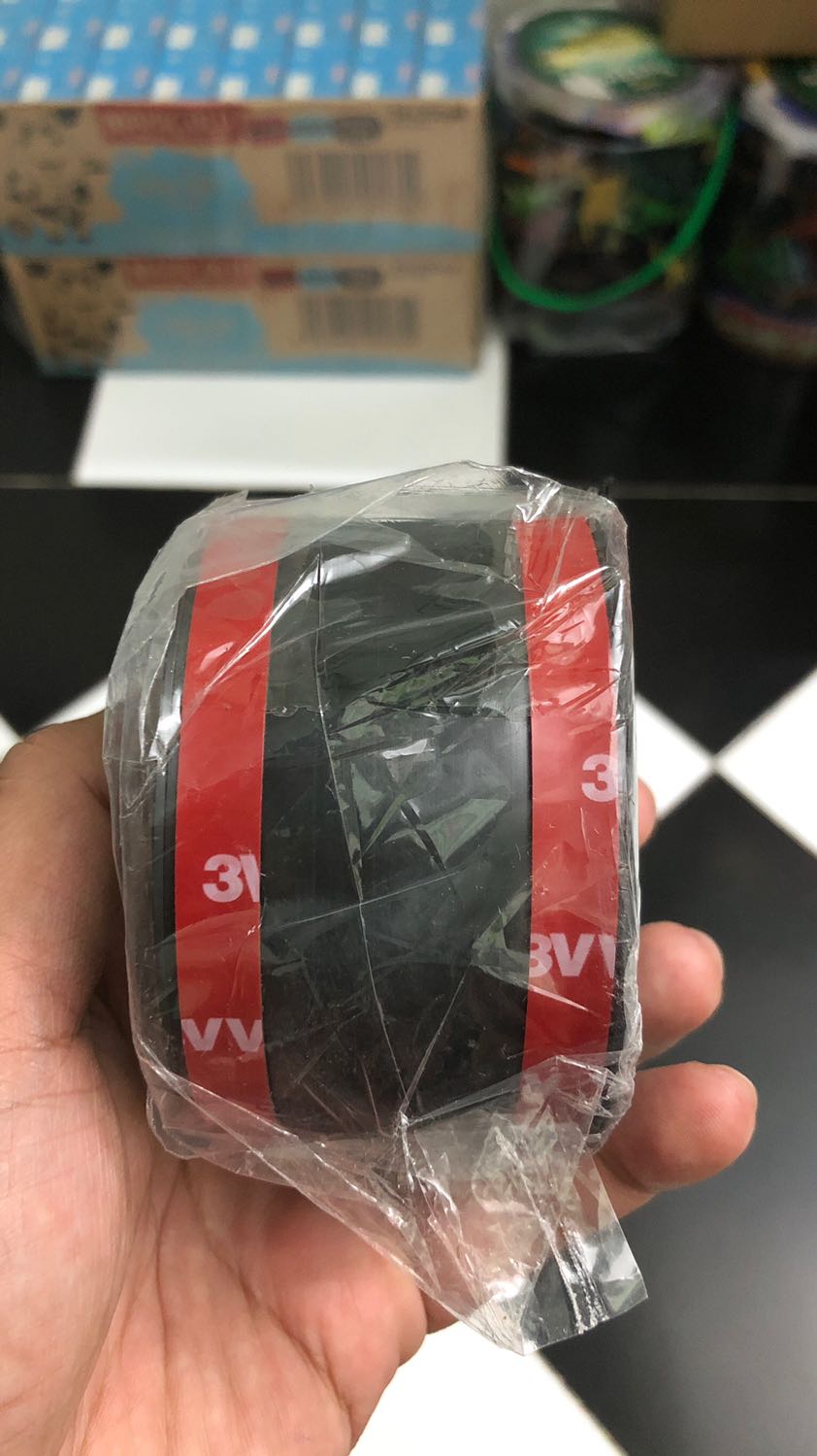 Đóng gói chắc chắn. Hàng đúng mô tả. Phải dán thêm 1 lớp keo ở giữa để tăng độ kết dính khi dán vào xe.