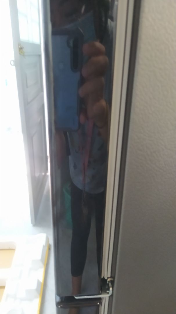 mới giao hồi sáng, nên chưa biết tủ có hoạt động được không. Nhưng giao hàng thì giao bằng xe to mà vẫn bị móp nặng như vậy, đc cái là anh nhân viên rất nhiệt tình gỡ lại 1 phần. Đợi anh nhân viên lắp đặt qua lắp tủ xem hoạt động như thế nào, mới tính tiếp.