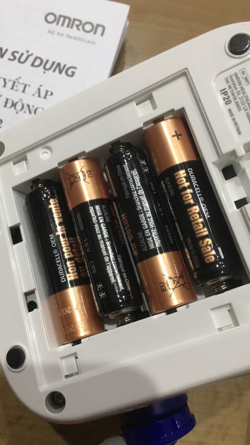 đầu tiên sản phẩm sử dụng được. đo gần giống so với thực tế cho 3 người: cao, bthuong, thấp. và cho chỉ số gần giống.
Nhưng chưa biết xài lâu dài ntn Vì:
mình đã mua máy tại cửa hàng y tế cách đây 4 năm. máy mới bị hư nên mua mới.
so sánh thấy chất lượng hơi khác.
1. không có chức năng hiện lỗi khi đang đo mà có cử động. (đã thử cử động và nhảy loạn xạ.
2.màn hình nhựa kém , chạm vào là lõm xuống.
3.vỏ hộp khác so với thực tế.
4.pin đi kèm không phải pin maxell akalink như quảng cáo trên bao bì
5. tem không phản quang như sản phẩm khác. chỉ ghi quality pass.
tóm lại mình không nghi ngờ hàng giả. mà sao hàng nội địa kém chất lượng. thất vọng hơn so với mong đợi.