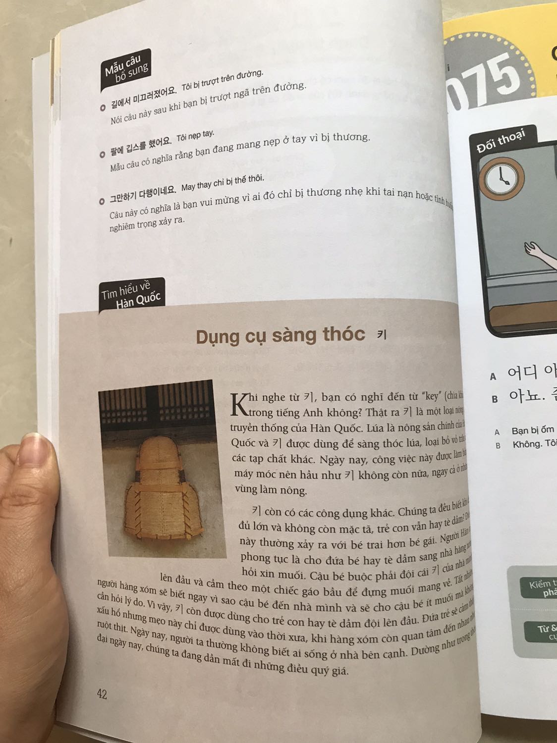 Sách bọc túi ngoài, đảm bảo sách nguyên vẹn, mới, tránh rơi đĩa cd bên trong. Nếu không thích nghe qua đĩa, bạn có thể nghe file qua mã code. Sách học qua hội thoại ngắn, qua đó học từ vựng, ngữ pháp có trong hội thoại này. Mỗi bài giơi thiệu thêm 1 nét văn hoá. Sách phù hợp cho trình độ cơ bản giúp ôn thêm từ vựng, biết về văn hoá Hàn Quốc.