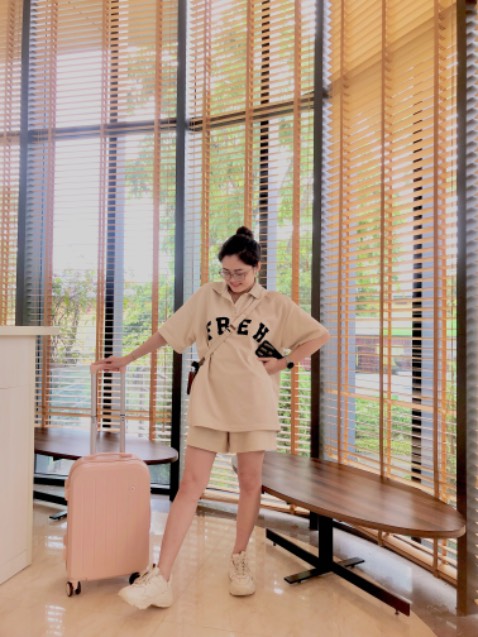 May quá 25 đi du lịch rồi mak giao hàng kịp. Vali chính hãng cảm giác khác biệt. Chất lượng tốt. Tặng nhiều quà. Giá cả hợp lý. Màu cũng đẹp. Nên mua nhé.