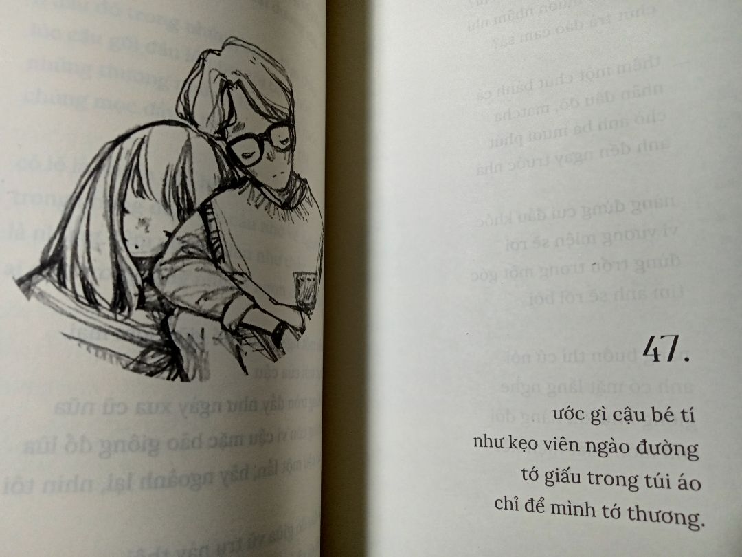 tốc độ giao hàng nhanh miễn bàn, vấn đề đóng gói thì vẫn như cũ :>
bản đặc biệt có 2 postcard siêu xinh luôn :33
quyển này nhỏ nhưng có võ à nghen, mình đọc tận 3 tối mới xong hết :)))))
quyển sách là 1 tuyển tập thơ, chủ yếu là thể tự do, về những điều be bé mà tích cực, về tình yêu, về gia đình
mình thích nhất là phần 3 - gia đình bởi đây là phần lấy đi nhiều nước mắt của mình nhất 
thơ của chị Lam rất nhẹ nhàng, dễ phác ra trong đầu những hình ảnh được tả, trong sách cũng có rất nhiều hình vẽ bé bé xinh xinh như ảnh dưới nên càng ưng nha
mong chị sẽ ra thêm nhiều tác phẩm hơn nữa 🌻💛