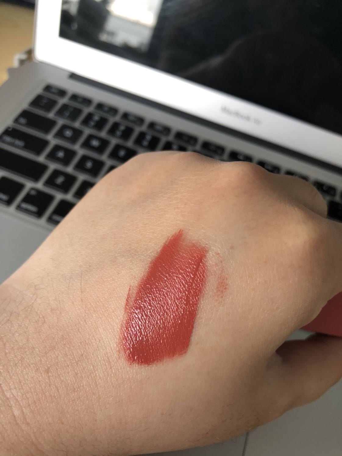 So với Maybelline Sensational thì dòng son Matte Ink này lâu trôi hơn một chút. Tuy nhiên để gọi là bám dính suốt 16hr thì không khả thi lắm, trừ khi bạn ko ăn ko uống j suốt thời gian đó =)) Nếu chỉ uống nước bằng ống hút và ăn nhẹ thôi thì son vẫn còn bám tốt. Còn mình test bằng cách uống nước trực tiếp từ ly thì son vẫn bán vào ly, còn sau khi ăn trưa thì son bay màu mất tiêu luôn. Haha
Ngoài ra son này khá khô môi. Bạn nên tẩy tế bào chết cho môi và dưỡng môi kĩ kĩ trước khi tô son để tránh trường hợp son bong tróc và lên màu ko mịn nha. 
Màu mình đang dùng là 130 Self Starter.