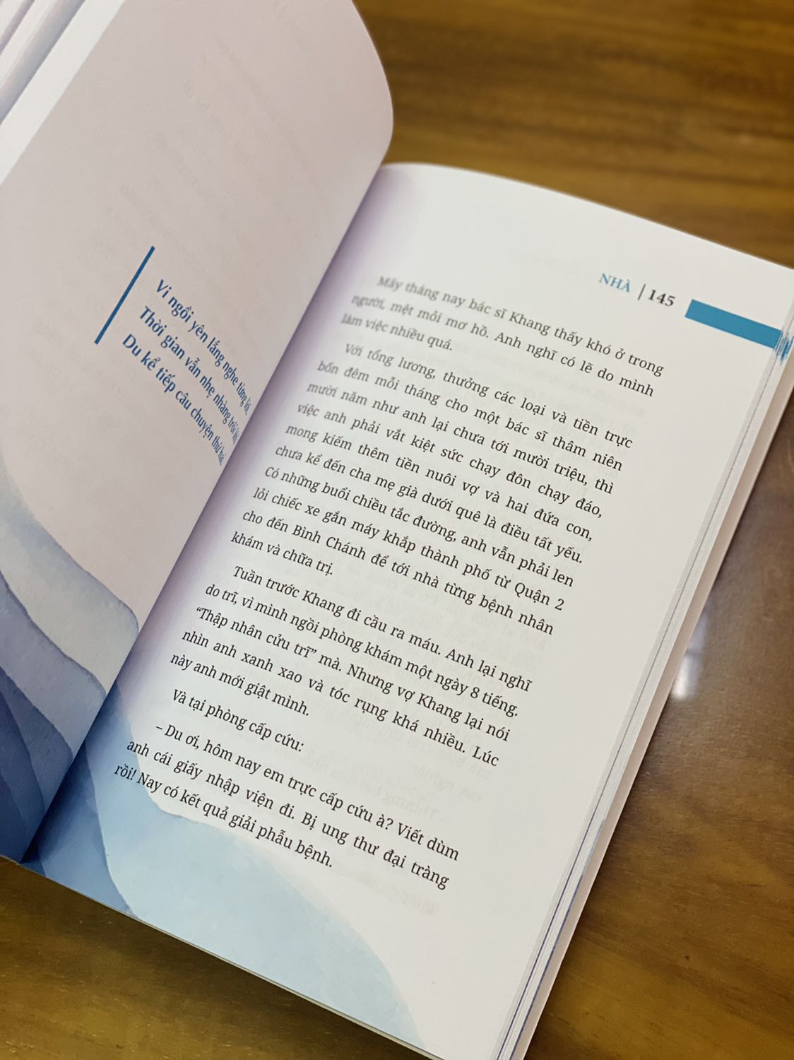 - Do mình đặt sách vào những ngày Sài gòn dịch căng thẳng nên Fahasa giao hàng bị trễ mất 3 ngày so với dự kiến. Tuy nhiên nhận thùng hàng đóng gói cẩn thận, sách được bọc chống sốc và màng mo phẳng phiu, không bị hư hại gì đáng kể nên mình rất vui và cực kì hài lòng. 
- Về mặt hình thức sách có bìa gập, khổ nhỏ, cầm vừa vặn; trình bày tốt, in màu toàn bộ và minh họa bằng ảnh phong cảnh (được chính tác giả chụp) khá đẹp. 
- Trong lúc bệnh dịch ngày càng trở nên phức tạp như thế này thì đọc Nhà thật sự là một liều thuốc cho trái tim. Hi vọng mọi người đọc xong Nhà sẽ mỉm cười với cuộc sống và nạp thêm nhiều năng lượng tích cực nhé.
