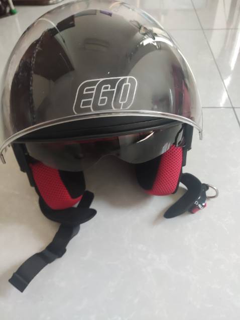 Chắc chắn, 2 kính đi đường ko bị chói. Nếu thêm lỗ để khóa mũ tránh mất thì càng tuyệt hơn.