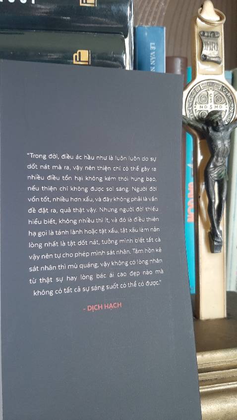 Sách đẹp, giấy không trắng lắm nhưng in chữ lớn nên dễ đọc, sách này đoạt giải Nobel Văn Chương chắc hẳn sẽ là nội dung hay nên mình mua về để đọc, vì chúng ta cũng đã vừa trải qua cơn Đại dịch Cúm Covid19 Vũ Hán bùng phát cả Thế giới, sự sống cái chết chỉ trong gang tấc mà thôi.