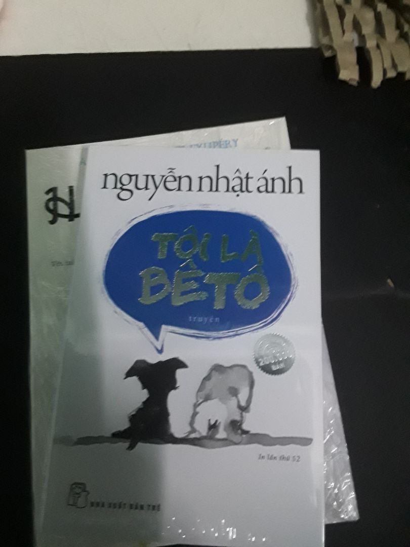 Sách được đóng gói kỹ càng, đây là lần thứ 2 mình mua sách trên tiki, trải nghiệm mua đều rất ưng ý, sách được giao rất nhanh tầm 2-3 ngày, ngoại trừ việc đặt hàng trên app đôi lúc có trục trặc. Tôi là bêtô của bác Ánh là một cuốn sách khá mỏng, tầm 230 trang thôi. Mình rất hào hứng để đọc thử, mọi người đều khen nó rất hay, dễ thương, và ý nghĩa nữa. Sách của bác Ánh viết về động vật, đây là cuốn thứ hai mình đọc, cuốn đầu tiên là chú *** nhỏ nang giỏ hoa hồng, và mình rất thích nên cũng đặt kỳ vọng vào quyển thứ 2 này.