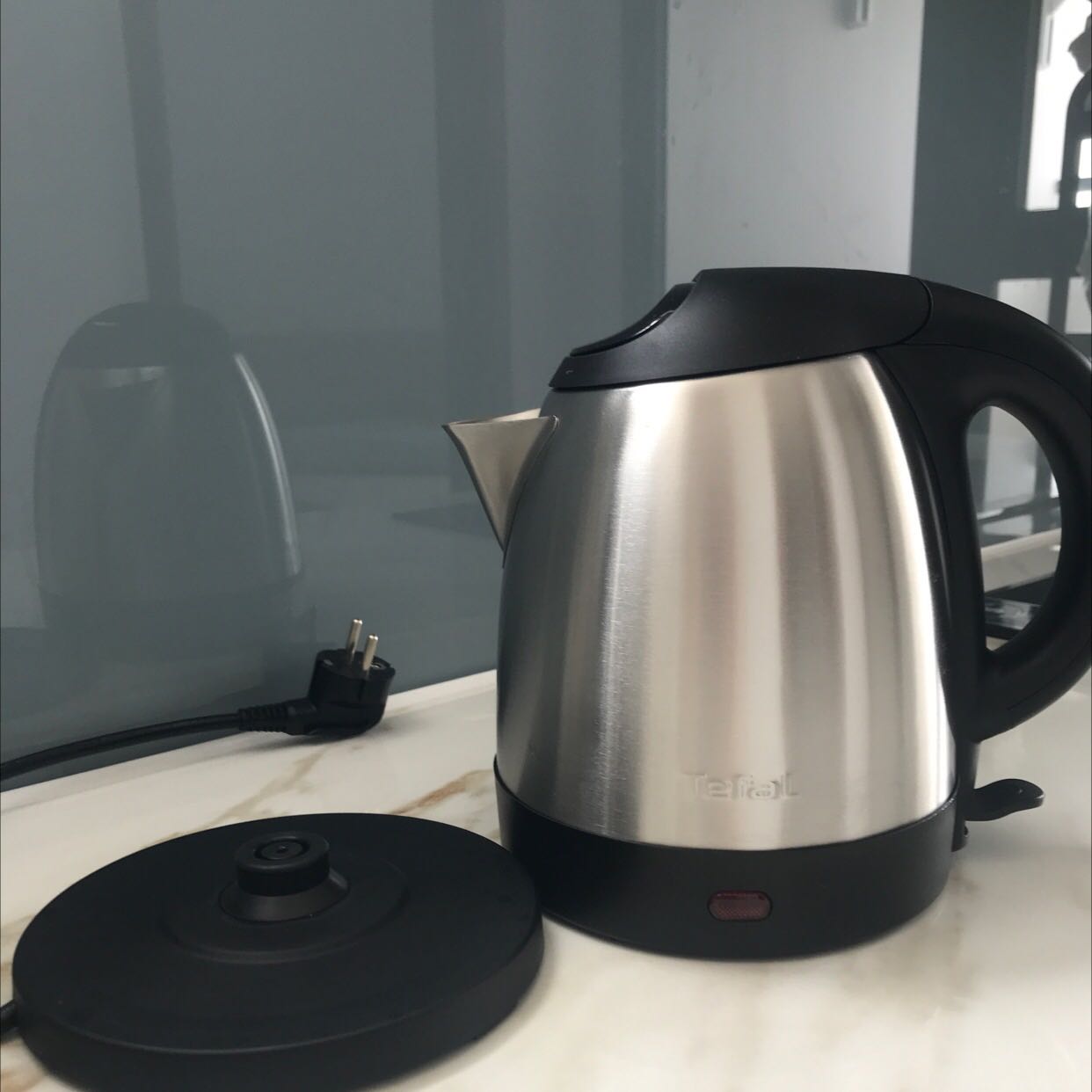 Nhanh sôi, không ồn ào. Thiết kế nhỏ, gọn, thích hợp với gia đình ít người, tay cầm chắc chắn