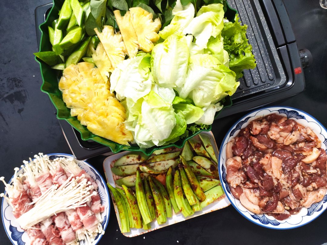 mới nhận dc hôm trc là hôm sau bày ra nướng thịt ăn liền ?
do nhà Mẹ mình đã xài qua bếp nướng này rồi nên mình thấy thích và quyết định mua.Gặp trúng đang mùa dịch k dc đi đâu nên dứt liền,ngồi nhà mà tưởng đang ngoài hàng k đấy.Nhà nào chưa có ẻm thì sắm ngay 1 bé đi ạ,nướng khỏe ru,nhanh ,đặc biệt là k có khói nên mình càng thích .
rất nhanh để có 1 bữa tiệc BBQ thế này nha ❤