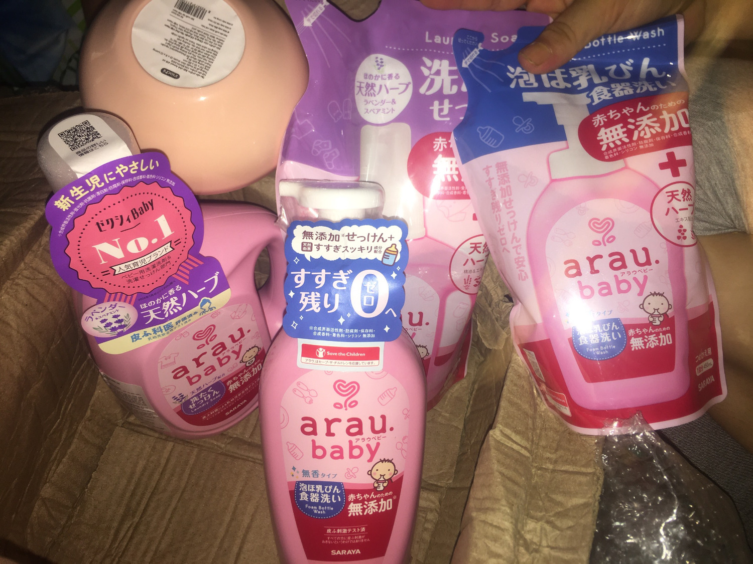 Hàng thì chất lượng, mình không nghĩ là shop đóng hàng cẩu thả đâu, cái này là do bên vận chuyển chắc luôn.
Thùng hàng rách tan nát, móp méo; cũng may là hàng hóa không bị gì.
Trên thùng hàng còn ghi là hàng dễ vỡ mà họ còn làm vậy, không ghi chú gì hết chắc không biết cái thùng thành cái gì luôn.
Quà tặng dễ thương