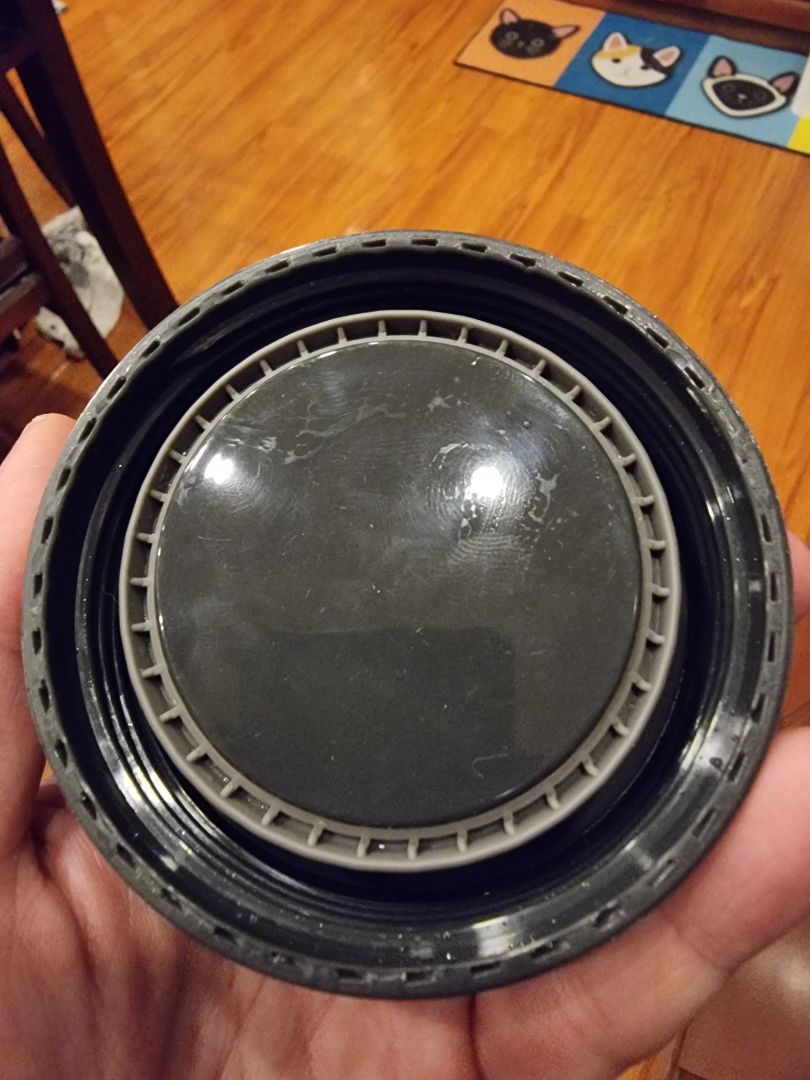 Cốc bị lỗi, không giữ được nhiệt. 
Bỏ viên đá vào, đậy kín mà 15 phút sau đã tan hết
Đổ nước nóng vào thì sờ thân cốc thấy nóng 
*** với bình giữ nhiệt LocknLock và bình zebra mua ở siêu thị thì đá phải gần 12 tiếng mới tan, nước nóng thì không bị rò nhiệt ra vỏ bình
Chất lượng quá kém