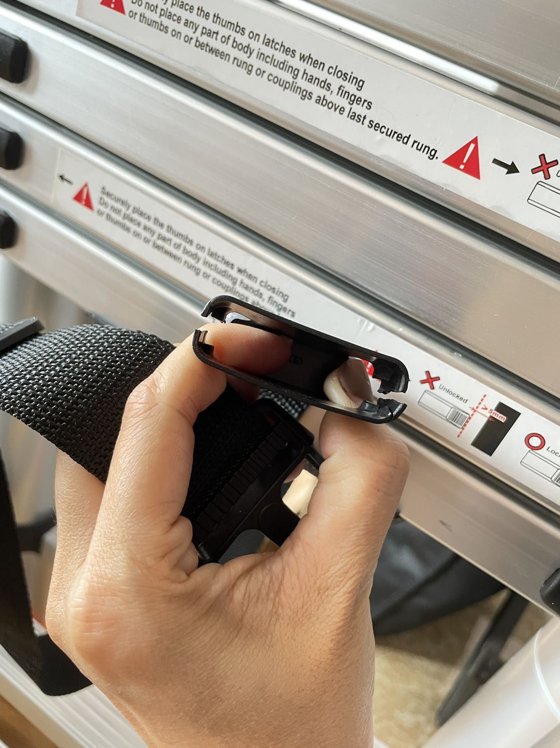 Móc khoá của đai cột thang bị nứt đôi, do nhựa quá mỏng. Yêu cầu gửi đai thay thế