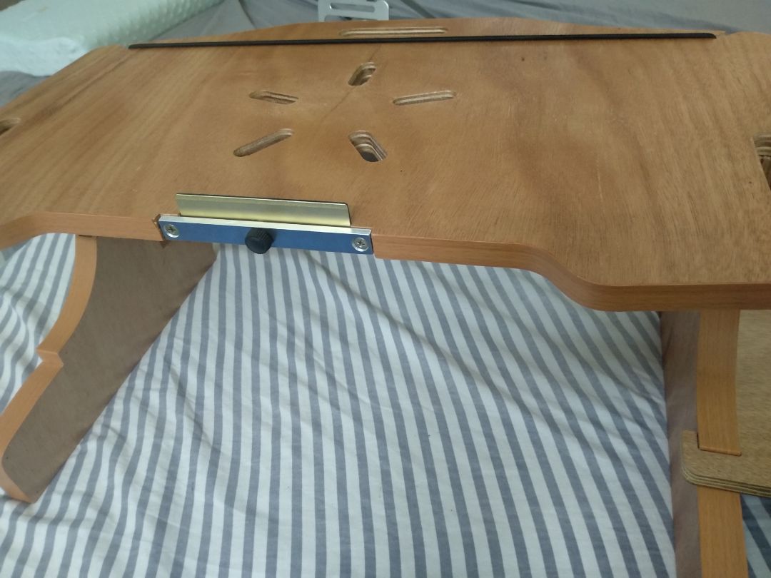 Bàn đóng chắc chắn, dễ sử dụng, đọc sách dùng laptop thoải mái