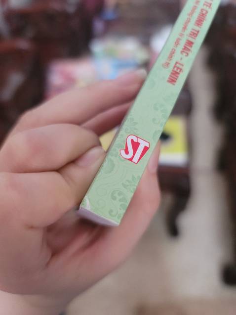 Sách không được bao bọc kĩ, bị rách và móp méo. Thất vọng!