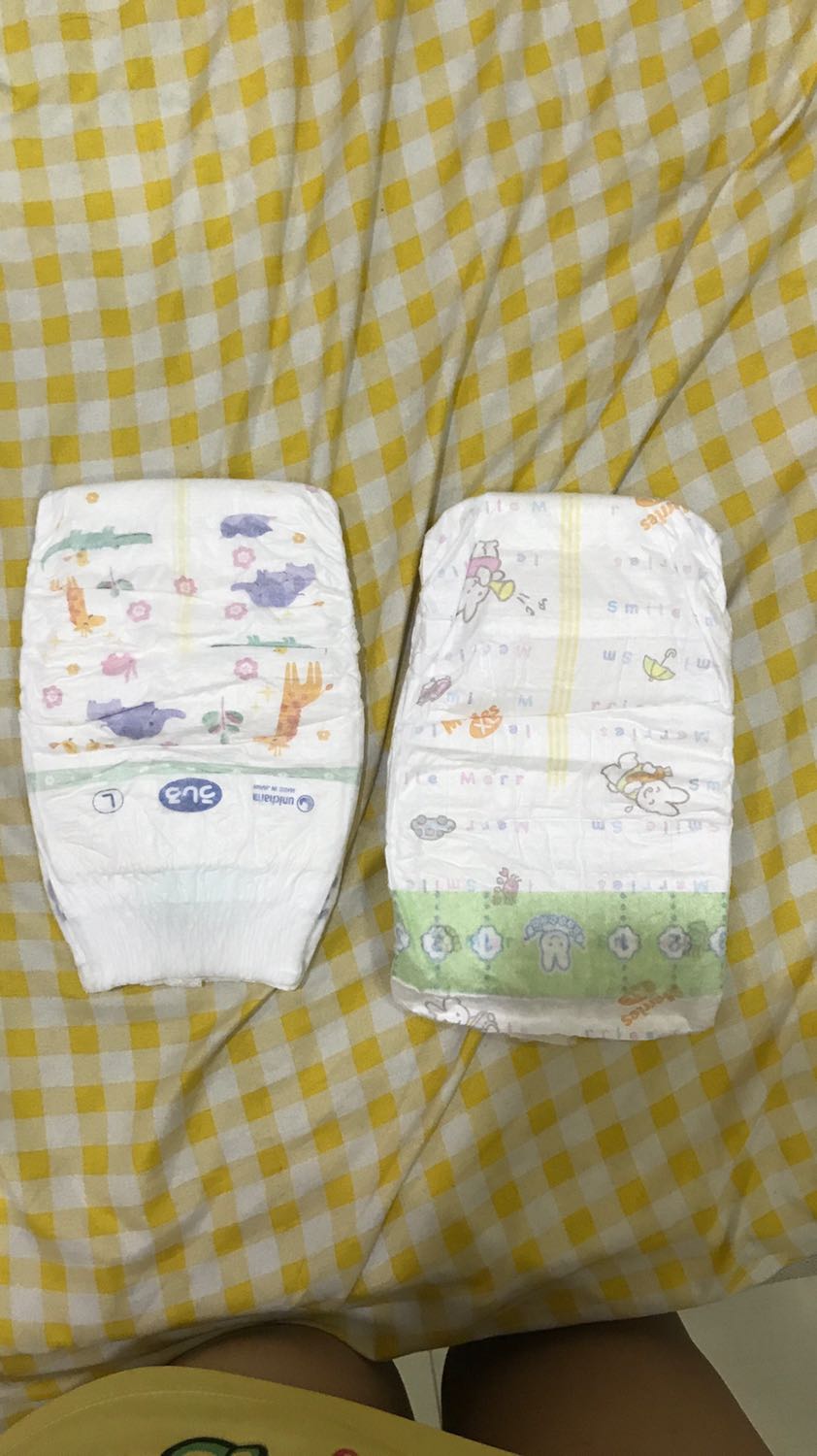 Moony nhỏ hơn merries cùng size nhưng mặt ngoài mịn hơn. Thấm hút kém hơn merries chút. Có quà tặng áo moony rất đẹp nên mua.