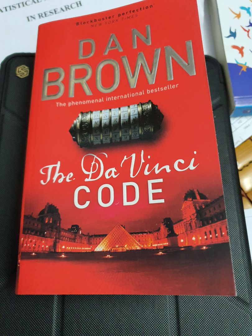 Đọc tiếng Việt chán rồi quyết định thử tiếng Anh coi sao. Về cơ bản thì gọn, nhẹ, kiểu sách đem theo đi du lịch. Nhưng tính ra khoảng cách dòng hơi sát so với những cuốn khác mình từng mua, nhiều khi nhìn hơi nản. Nội dung thì khỏi bàn rồi.