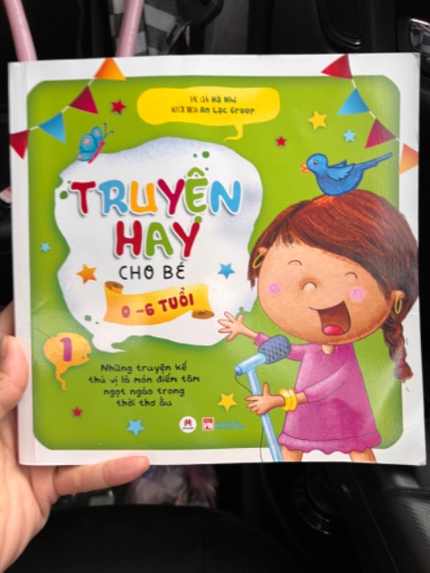 Sách đẹp về cả nội dung lẫn hình thức. Hình minh hoạ dễ thương, nội dung ngắn gọn, dễ hiểu, có phần đúc rút cuối mỗi truyện nữa. 2 mẹ con đều thích. Các ba mẹ nên mua để đọc bé nghe, bé nhỏ chưa hiểu hết nội dung nhưng truyện giúp tăng vốn từ, phát triển trí tưởng tượng cho con. Bé nhà mình mới 2 tuổi, tối nào cũng đòi mẹ đọc sách cho nghe.