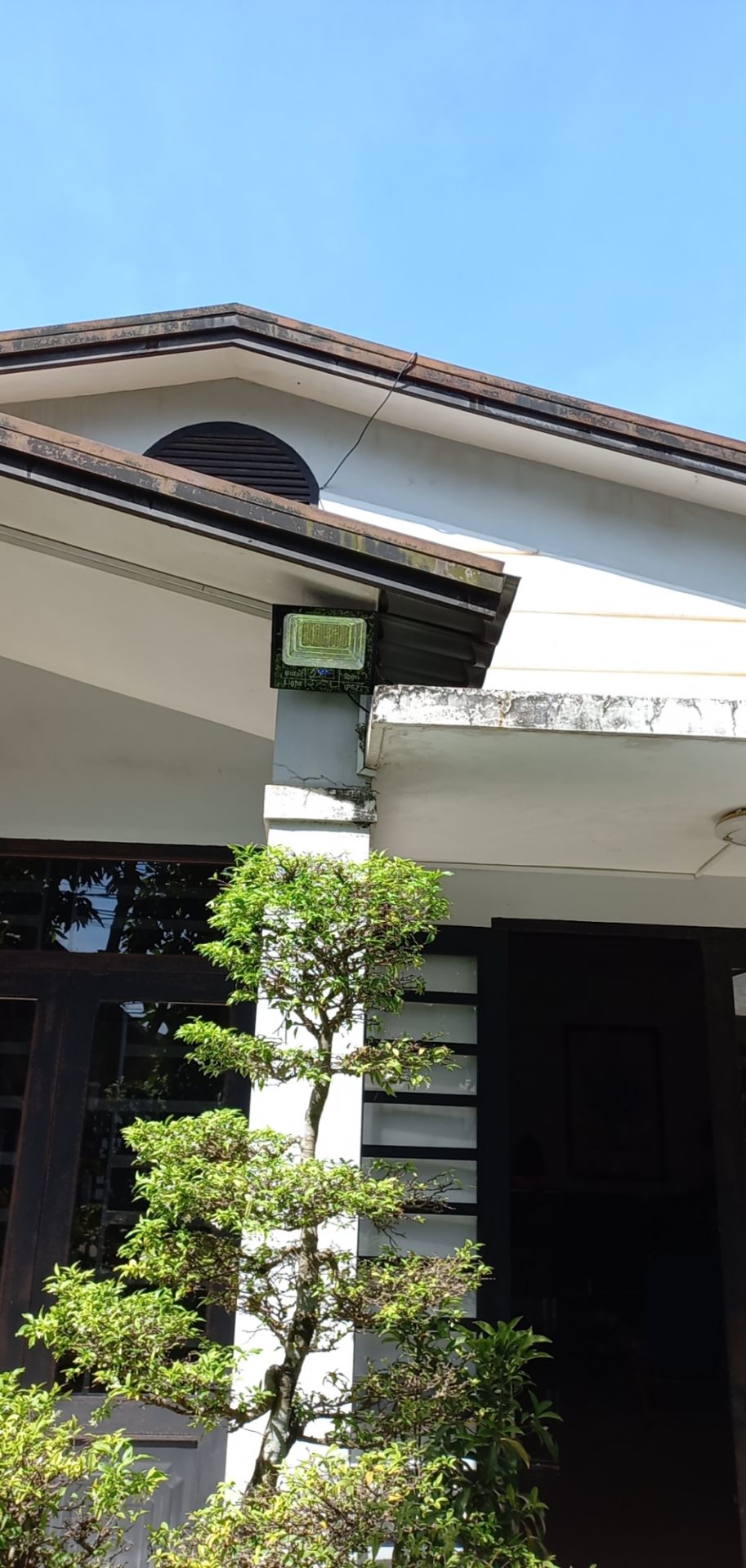 Đèn đúng như giới thiệu. Giao hàng nhanh. Đã *** thử và đã treo. Sáng tốt. Độ bền phải để thời gian mới biết. Ngoài Giấy giao hàng ghi có giấy bảo hành 02 năm mà tìm hoài không thấy...