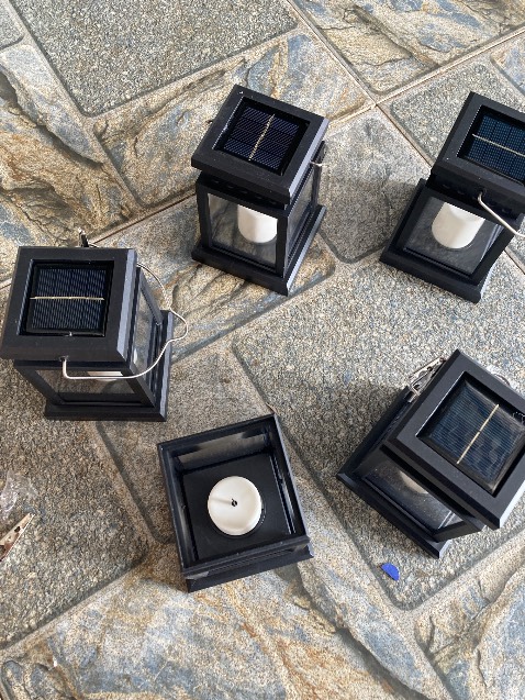 Mua 5 cái nhưng 1 cái không có tấm năng lượng mặt trời