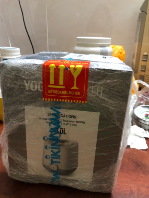 Trước tiên tui xin cám ơn nhà cung cấp đã giảm giá cho tui mua  máy làm sữa chua  để hai mẹ con ăn hàng ngày .Máy rất gọn , nhẹ & đẹp  ,dễ dàng đi chuyển.Tui đã đọc cmt   của ai đó y/c  nhà cung cấp phải có HDSD bằng tiếng việt  thì xin tl rằng có đấy bạn nhé, trừ  phi bạn đã bị rách .Nếu không thì lên mạng đánh mã máy hay thương hiệu locknlock thì sẽ có thôi , vì đã nhập về VN thì bắt buộc  nhà sản xuất phải có  ( nó giống như tấm vé để NSX bán được sản phẩm) Trước tiên tui xin cám ơn nhà cung cấp đã giảm giá cho tui mua  máy làm sữa chua  để hai mẹ con ăn hàng ngày .Máy rất gọn , nhẹ & đẹp  ,dễ dàng đi chuyển.Tui đã đọc cmt   của ai đó y/c  nhà cung cấp phải có HDSD bằng tiếng việt  thì xin tl rằng có đấy bạn nhé, trừ  phi bạn đã bị rách .Nếu không thì lên mạng đánh mã máy hay thương hiệu locknlock thì sẽ có thôi , vì đã nhập về VN thì bắt buộc  nhà sản xuất phải có  ( nó giống như tấm vé để NSX bán được sản phẩm)