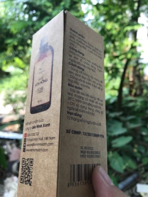 Nhận được hàng sau 1 ngày đặt, ấn tượng với thời gian giao hàng và đóng gói cẩn thận của Tiki. Về sản phẩm, sau 5 ngày sử dụng mới quyết đinh đánh giá, cảm nhận đầu tiên về bao bì đóng gói rất thân thiện, sản phẩm còn được công bố mỹ phẩm nên rất yên tâm về chất lượng. Mình cũng trồng hoa hồng nên khi xịt lên mặt thì đúng là quá bất ngờ, cảm giác như đang ngửi bông hoa thật luôn í, cảm nhận là không chứa cồn thật, dưỡng ẩm khá ok, có se khít lỗ chân lông, sẽ ủng hộ shop dài dài nè.