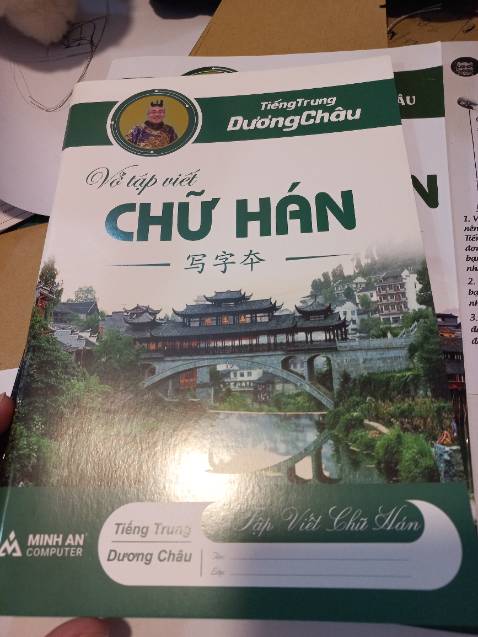 Giấy dày và mịn. Mình viết bút mực nước nhưng mặt sau giấy ko bị lem qua hay hằn vết mực qua.