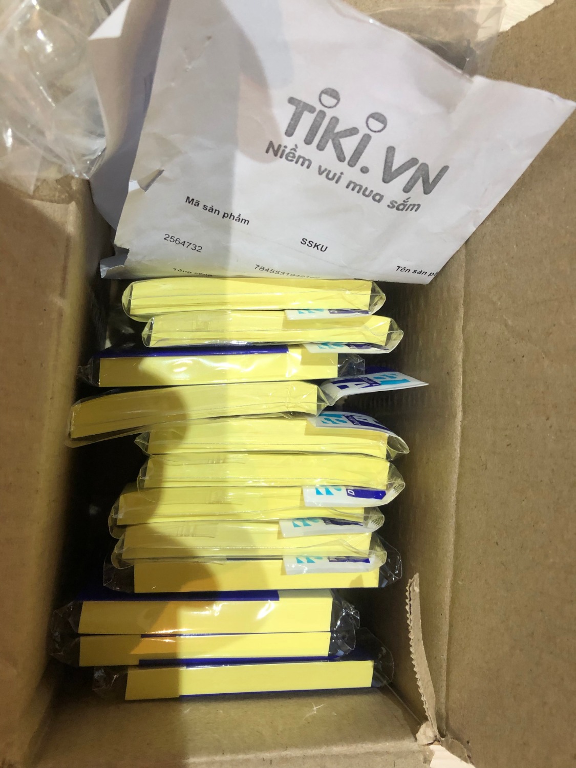 Ghi màu ngẫu nhiên, thì ít ra cũng phải có màu này màu kia dùm. Mình đặt 2 lốc là 12 xấp luôn, ra 12 cục vàng khè vầy thì sao mà xài -_- Quá đáng lắm luôn! Trên hình minh họa không hề có màu vàng mà.