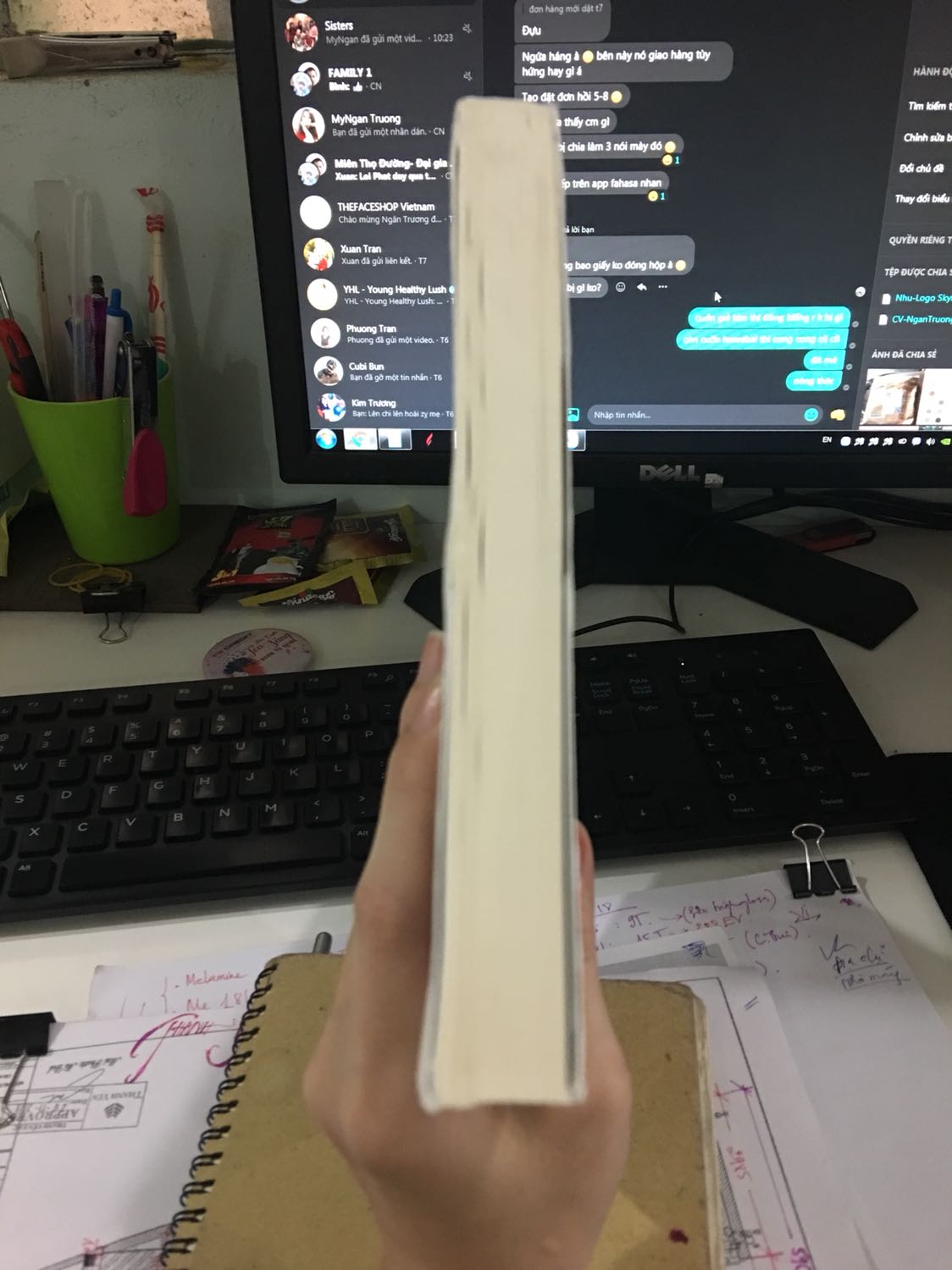 Lần đầu tiên cầm cuốn sách mua của tiki mà bực mình đến vậy, sao có thể giao 1 quyển sách mà k thể dùng từ gì để diễn tả như vậy, tiki thì giao hàng nhanh rồi nhưng nhanh k đồng nghĩa vs chất lượng