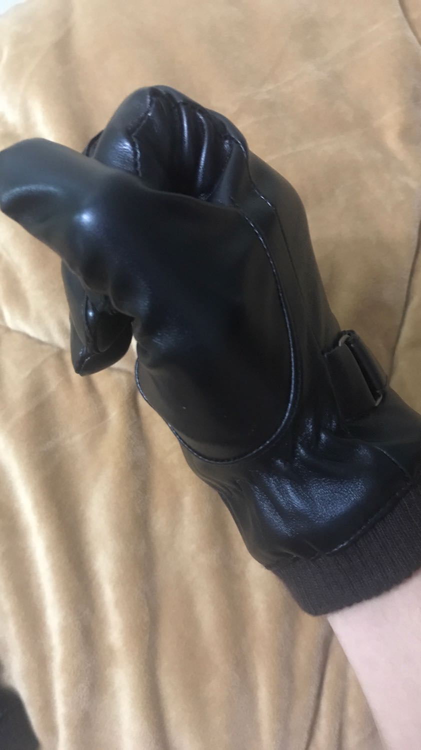 Găng tay da mềm mại, lớp lót lông đeo vào rất ấm và êm tay nữa, không có cảm giác thôi bởi da. Đeo rất mềm mại và dễ chịu. Cảm ứng điện thoại ngon lành. Nói chung so với tầm giá thì đánh giá 5 sao ủng hộ shop luôn.