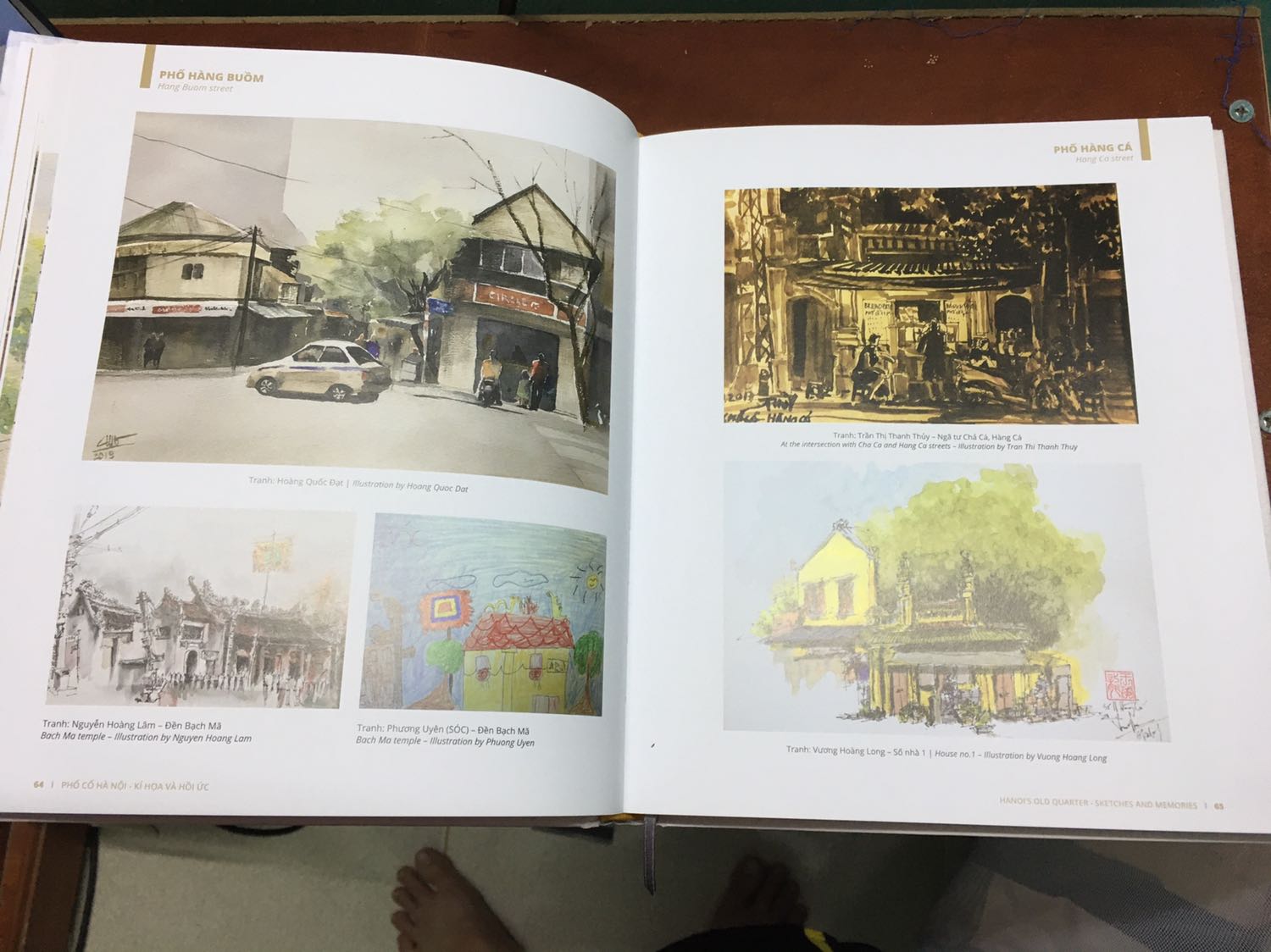 Đúng như tên, ngoài những bài viết về phố cổ cuốn, sách còn rất nhiều kí hoạ màu, đen trắng từ các tác giả chuyên lẫn không chuyên. Qua mỗi bài viết, kí hoạ chúng ta không chỉ hiểu hơn về phố cổ, về Hà NỘi... mà còn giúp chúng ta gắn bó và thêm yêu thành phố. Một cuốn sách đẹp, giá trị dành cho những người đang sống, làm việc hoặc  lỡ phải lòng thành phố nghìn năm văm hiến này.
Sách có phần song ngữ khá hay, phù hợp dành cho người nước ngoài muốn hiểu/học tiếng Việt. Còn với một người Việt thì không cần lắm :)))

Nói chung mình hài lòng. Tiki giao hàng cũng khá nhanh!