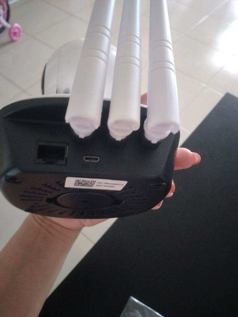 -chờ nhận rất lâu nhưng đang dịch thì chấp nhận được
- máy nhìn có vẻ ok, nhưng không có nơi cắm thẻ nhớ, không có nút reset, không tìm thấy wifi camera khi kết nối; 3 râu nhưng chỉ có 1 râu là chính, 2 râu kia chỉ là hình thức
- Tóm lại: mua về rồi, cài đặt nhưng ko dùng được.