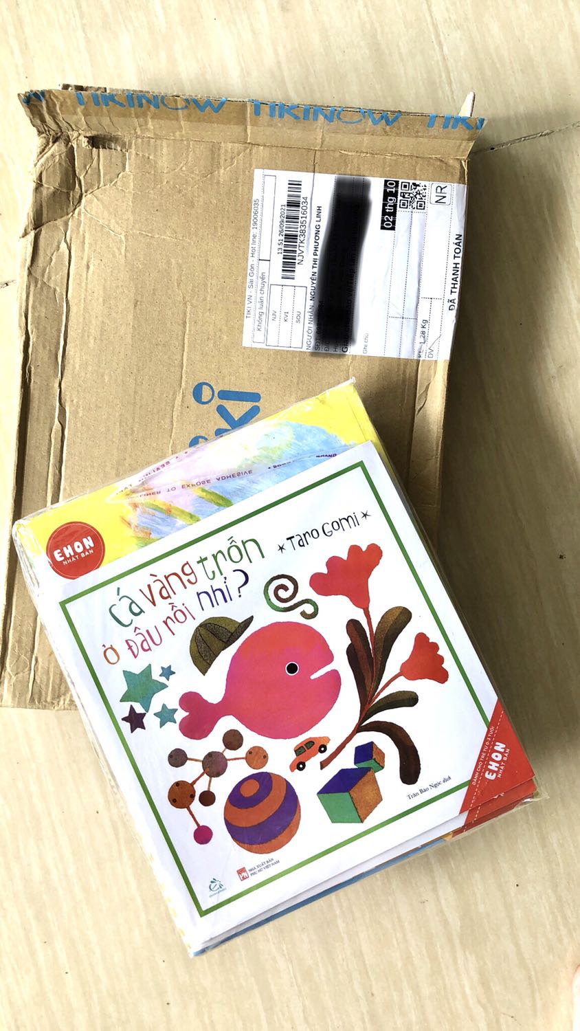 Giao hàng đúng hẹn! Sách đẹp như mong đợi luôn mọi người. Mà mình mua combo này hơi phí vì các quyển ai sau lưng bạn thế giống giống nhau thôi. Nhưng bù lại được tặng quyển sổ tay khá xinh nên mình tặng Tiki 5 sao nha!