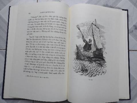 Bìa sách trông khá sang, hình minh họa đẹp, nhưng có khoảng 1/2 diện tích trang bị trống, một khoảng khá lớn, thực sự nó khá phí.