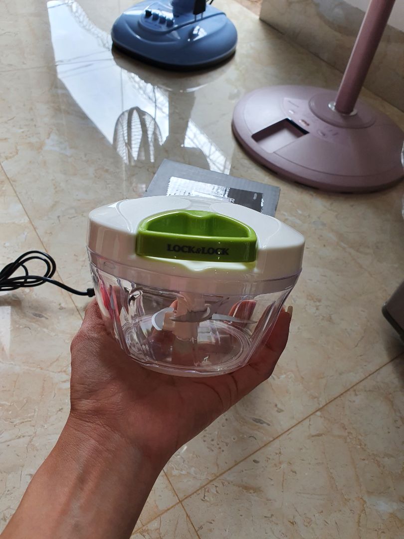 sản phẩm đẹp chắc chắn, khuyên các bạn nên mua loại xay tỏi ớt của lock&lock,chứ loại bình thường kia nhựa kéo bị đau tay, và một điểm cộng nữa là mình không nghĩ là nó to như vậy