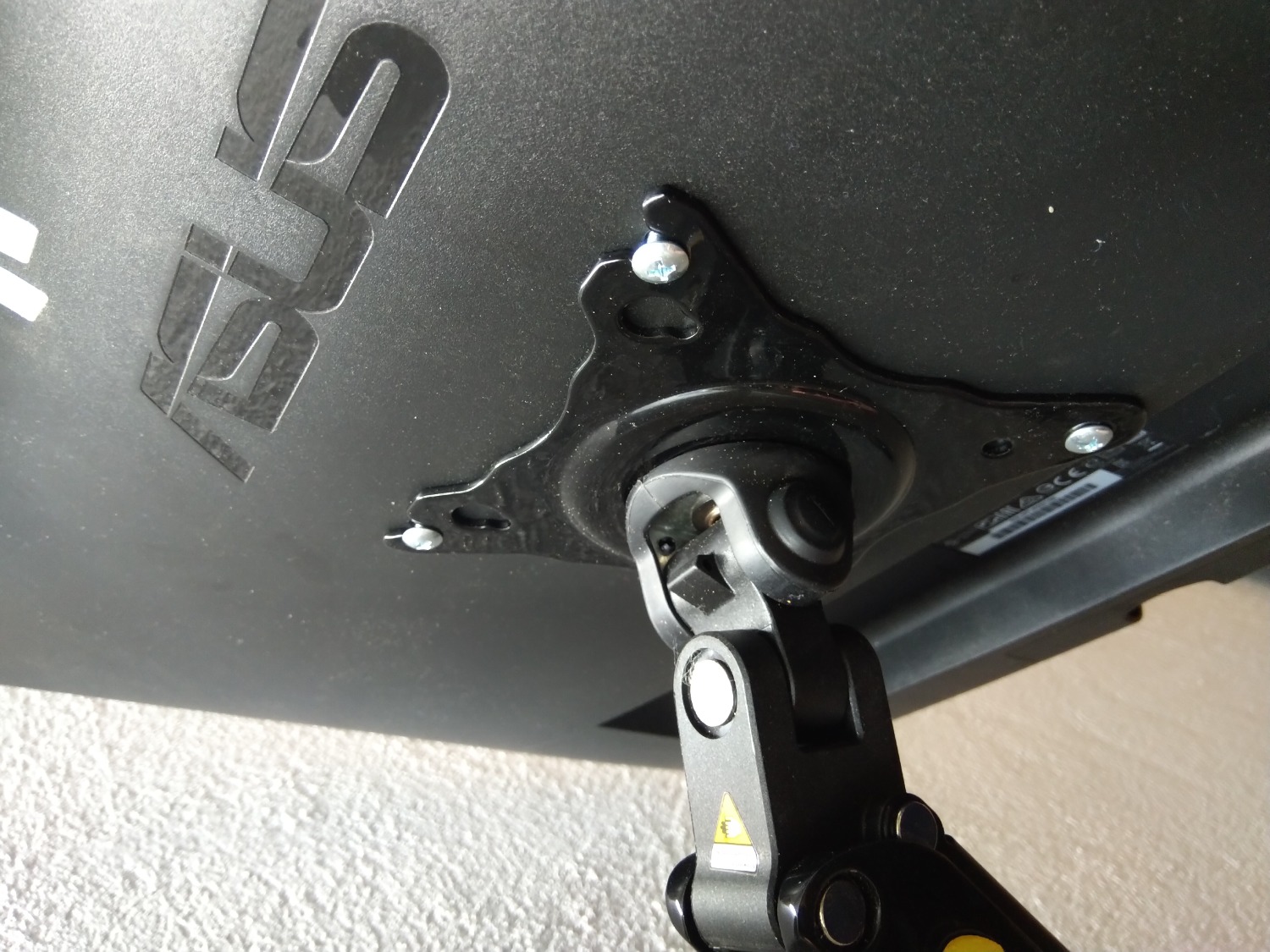 Vesa mouth nhỏ gọn, các khớp xoay cực kỳ chắc chắn luôn.
Catalog có tiếng việt nhưng mà là vài dòng cảnh báo gì gì đó thôi. Hướng dẫn lắp ráp bằng hình ảnh cũng dễ.