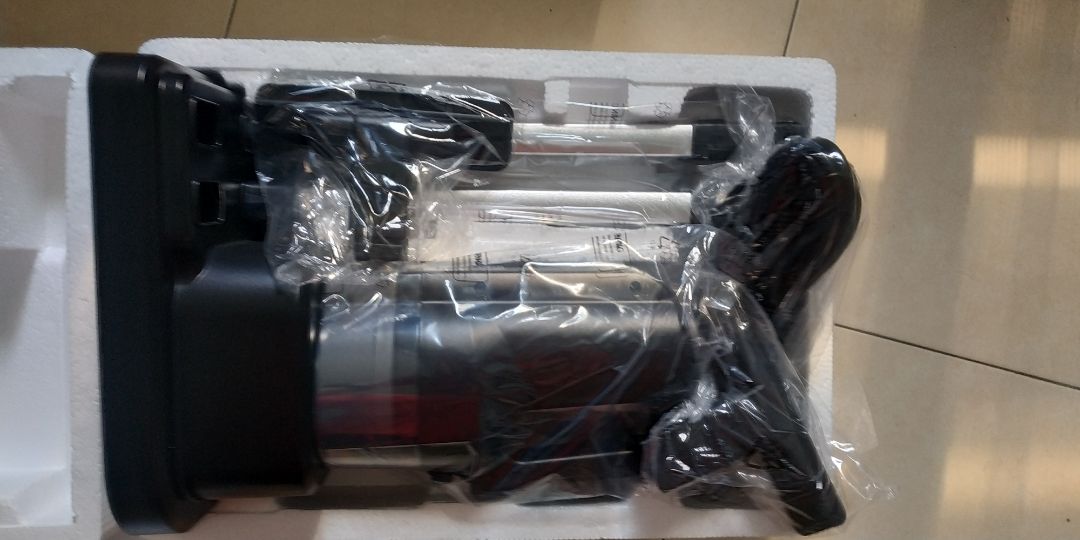 ôi. mua được 1 cái máy hút bụi chất lượng luôn
- Nhẹ - gọn - đa năng
- Có thể nối ống hút dài hoặc nối đầu hút trực tiếp với thân máy làm giống máy hút bụi mini chầm tay, máy hút bụi nệm mini vậy đó.
- Có đế xếp vào gọn gàng
- Có nút trượt chỉnh lực hút nhẹ > mạnh
- Giá vừa phải luôn

- Hình dưới có chụp lại để cho ai cần xếp đúng vị trí bỏ lại vào hộp cất đi nè