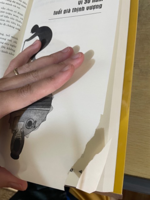 Sách gói cẩn thận! Mình mua book care mà! Tuy nhiên, sách bị rách ở trong. 
Nd đang đọc ạ!