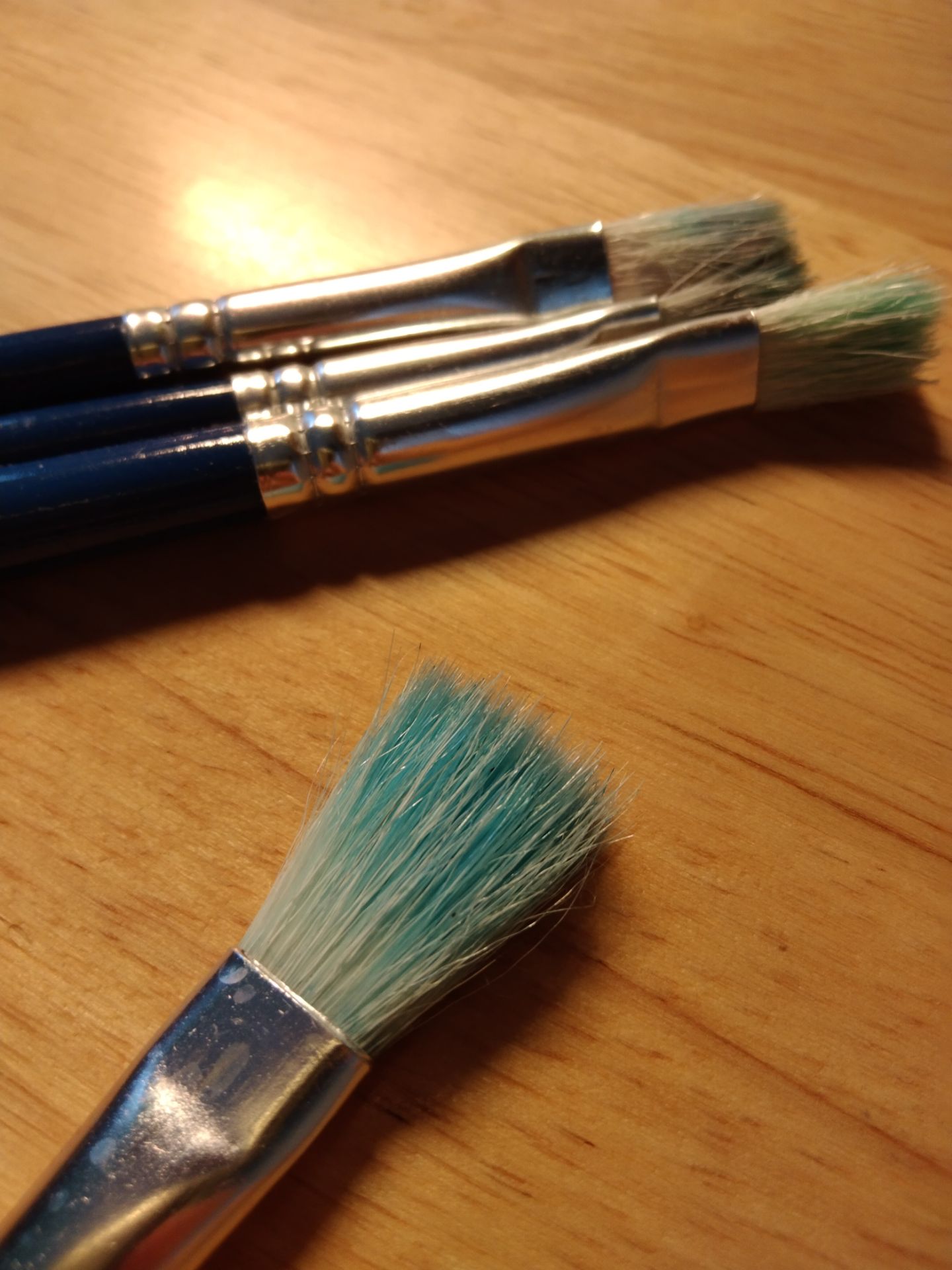 Cọ dễ ngả màu, nhanh hỏng form. Trong quá trình sử dụng có những sợi li ti tiết cọ bị tuột ra. Mình nghĩ nếu mua cọ vẽ thì nên xem xét 1 loại cọ tốt hơn, đắt hơn chút nhưng sẽ dùng được lâu và bền hơn. Cọ dễ ngả màu, nhanh hỏng form. Trong quá trình sử dụng có những sợi li ti tiết cọ bị tuột ra. Mình nghĩ nếu mua cọ vẽ thì nên xem xét 1 loại cọ tốt hơn, đắt hơn chút nhưng sẽ dùng được lâu và bền hơn.